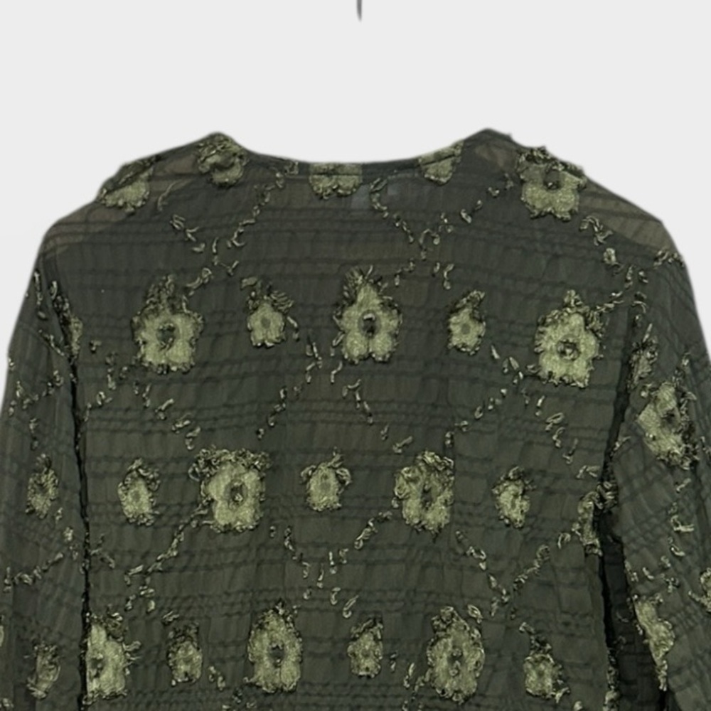 Sage + Fig Green Textured Floral Long Sleeve Ruffle Neck Top Women’s Size Medium - Picture 7 of 11